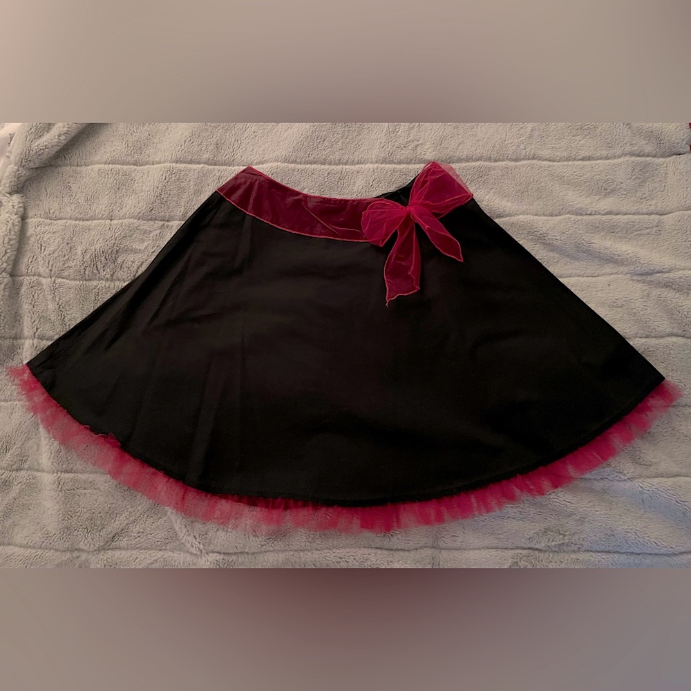 Hot Topic black circle skirt with fuchsia tulle bow and trim